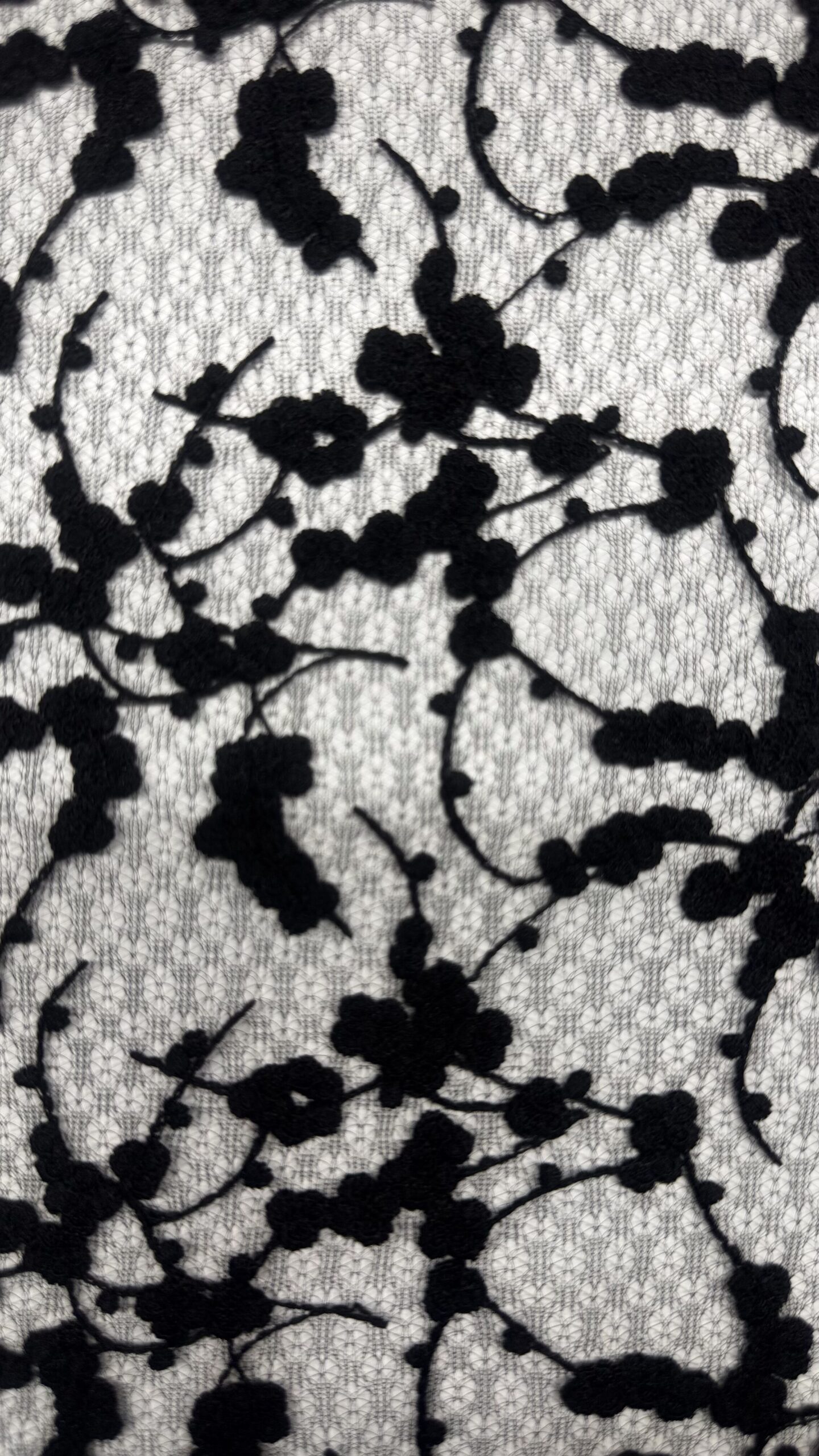 Delicato tessuto di pizzo con un ricamo floreale in stile giapponese.