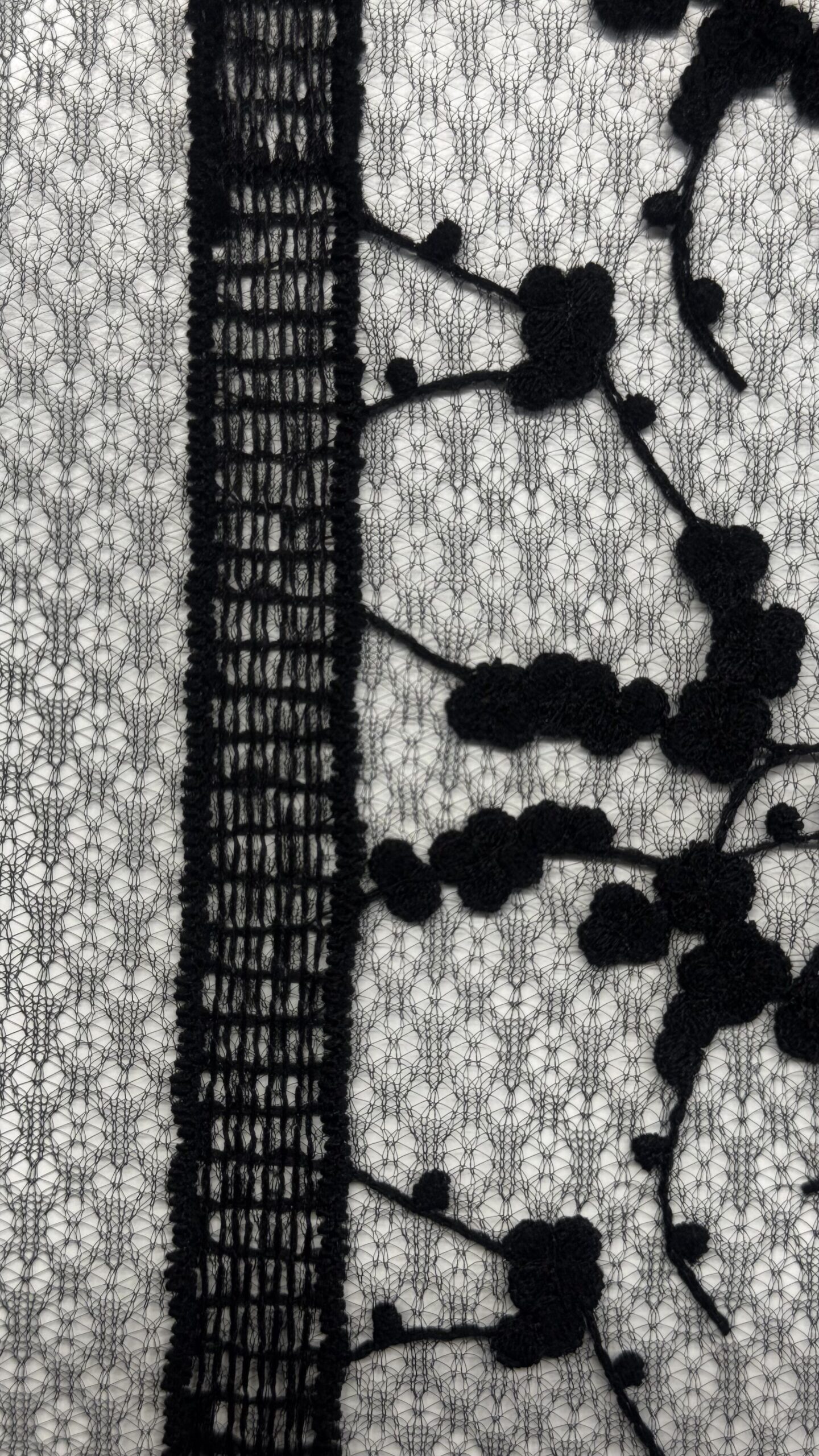 Delicato tessuto di pizzo con un ricamo floreale in stile giapponese.