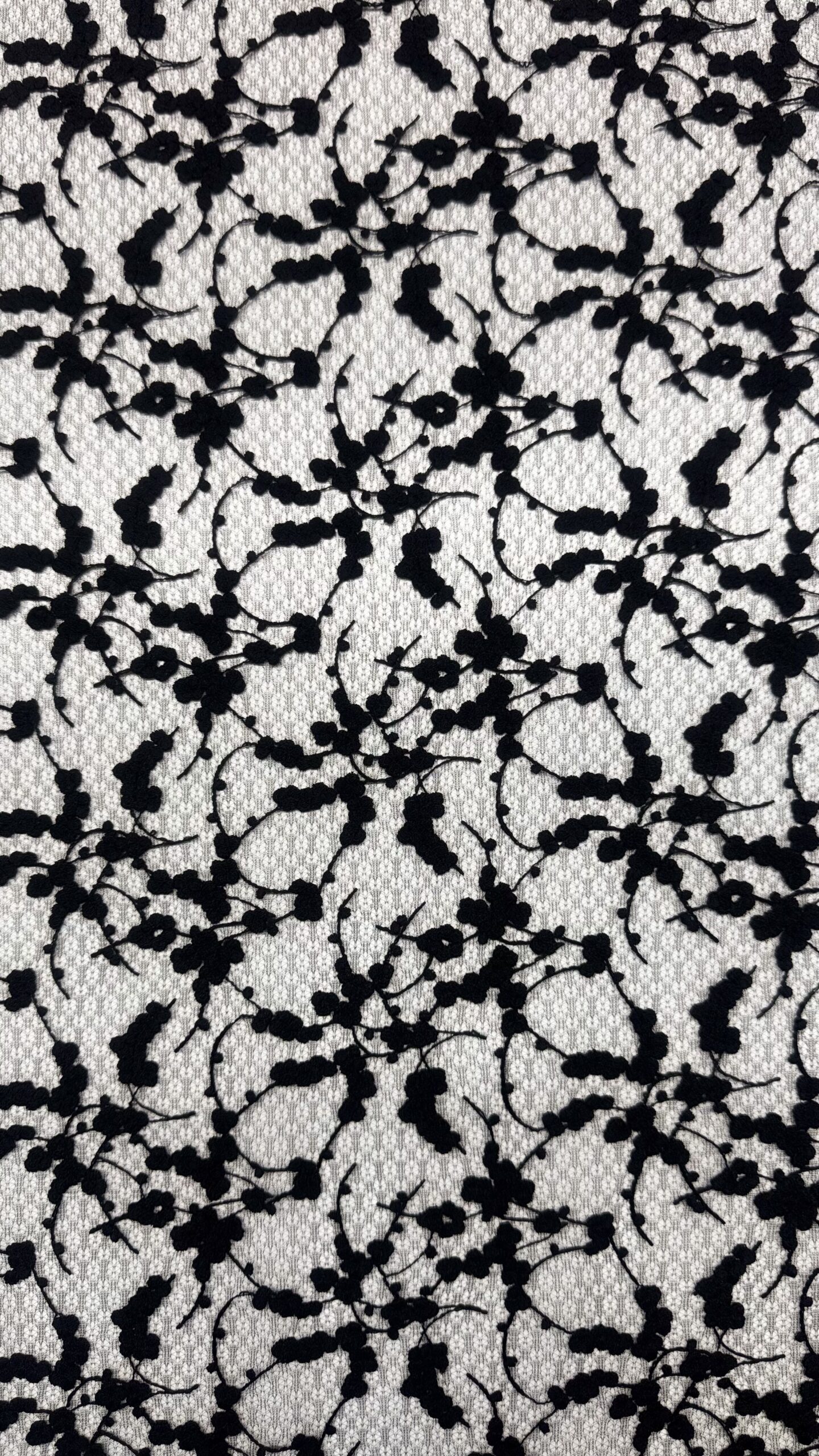 Delicato tessuto di pizzo con un ricamo floreale in stile giapponese.